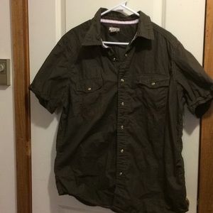 Short sleeve snap closure shirt